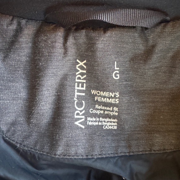 EUC Women’s Arcteryx mid-length - Picture 7 of 7